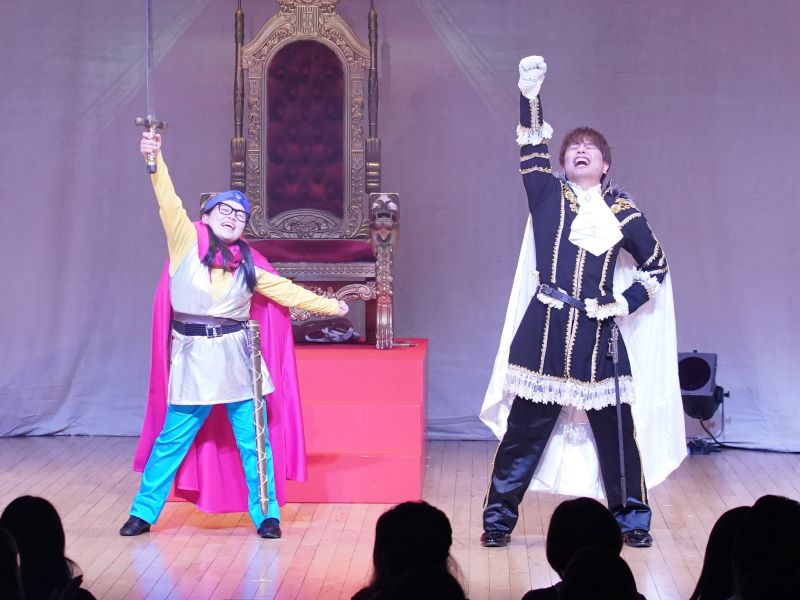 岡田直子監修の“人気声優×吉本新喜劇”の異色コラボ舞台は大盛り上がり! 「お客さまのノリ次第で、珠代はどんどん“転生”します」!?