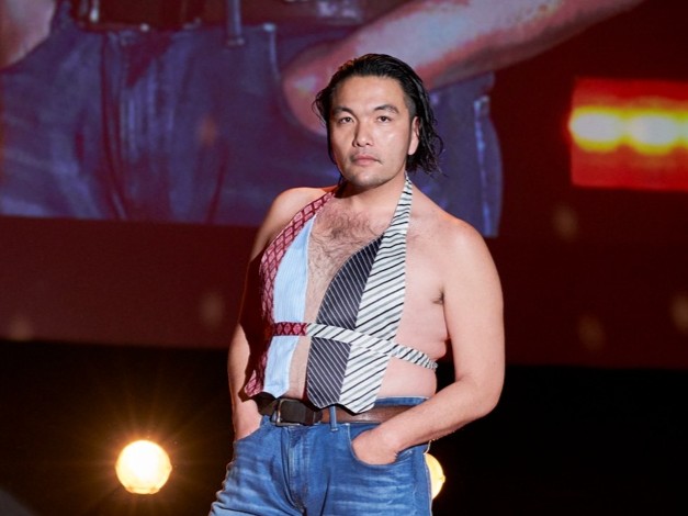 蛙亭・中野主催の恒例ファッションショーで見取り図・盛山に大歓声! “ネクタイベスト”の衝撃スタイルで「これで『ラヴィット！』に出たい」