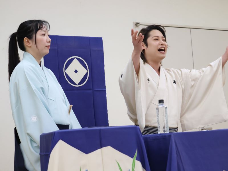 吉本興業高等学院で“浪曲”を体験する特別授業! 人間国宝の弟子が生徒たちの前で実演「いっぱいエンタメに触れてほしい」