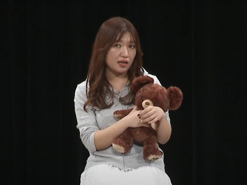 実力派女ピン芸人やました初単独ライブでしゃべり全開! ステージ上で次のコントの衣装に着替え始めて…!?