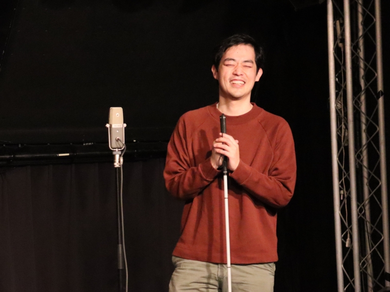 盲目の漫談家・濱田祐太郎の初主催ライブはひと言目からフルスロットル! 「エグみの効いたトークを聞いてもらえたら」