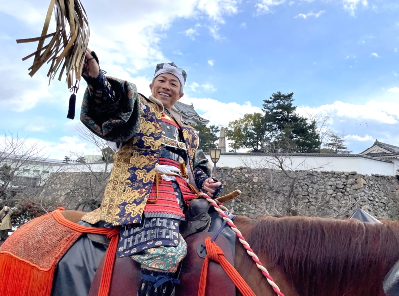 田村淳が岸和田城のPR大使に! 雪が舞うなか100人の武者行列で「岸和田城を落としました!」