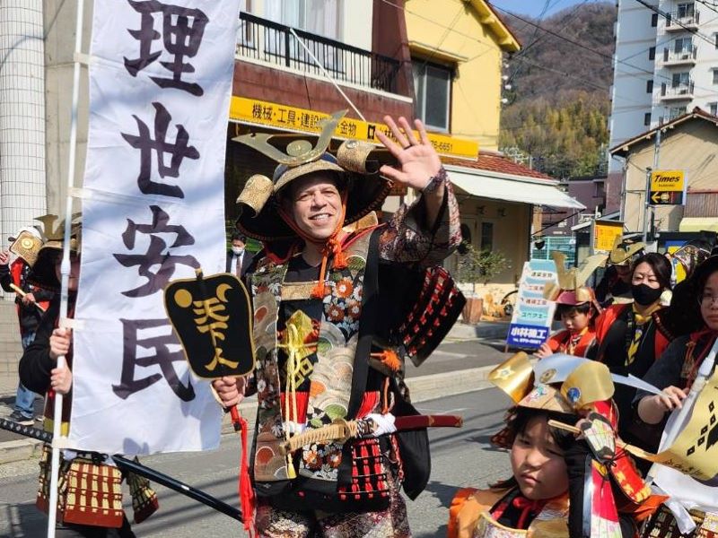 吉本新喜劇の外国人座員・ジャボリが戦国武将に! 大阪・大東市の『三好長慶公武者行列』に参加「甲冑は毎日着てもいい」