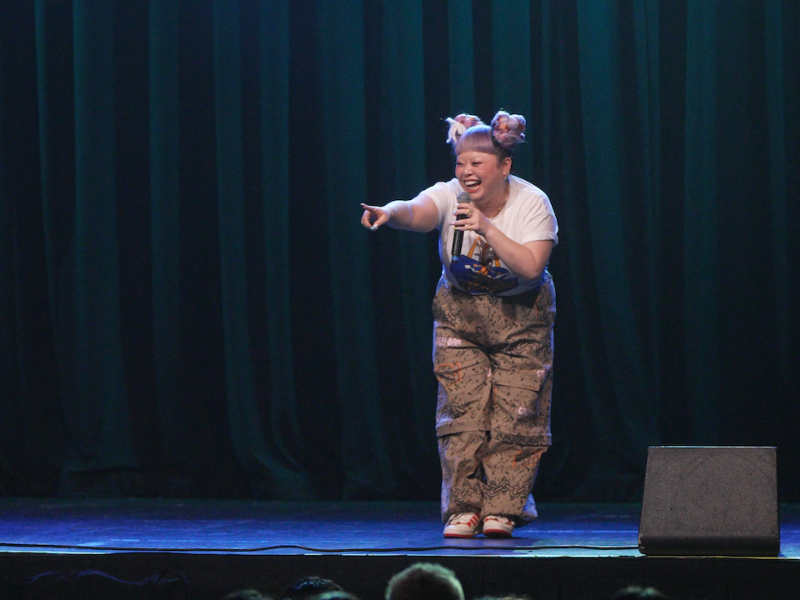 渡辺直美 2023年開催『Naomi Takes America-The Podcast LIVE-』全米7都市ツアー密着動画【後編】公開!