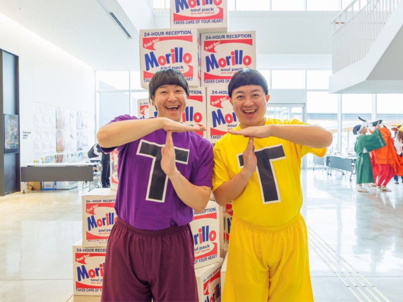 チョコプラ扮するTT兄弟が鳥取県立美術館のオープニングイベントに登場! 鳥取県はティッティリ県に改名!?