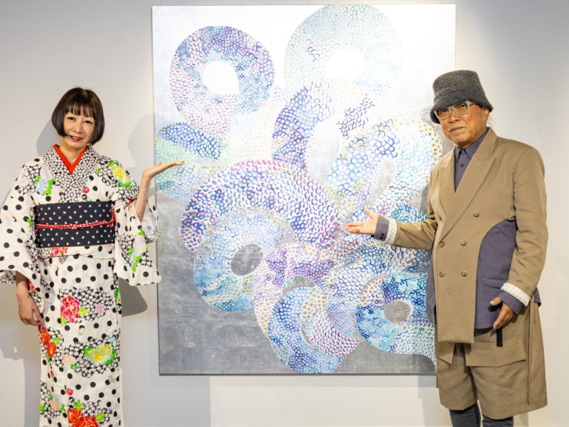 “花の82年組”アーティスト・KAORUKOデザインの浴衣をドン小西がファッションチェック!? 地元名古屋で初個展開催