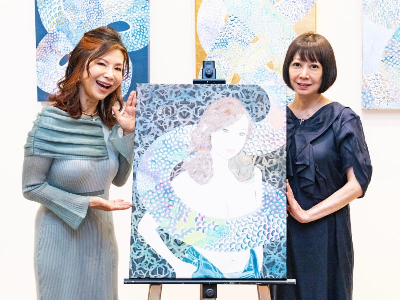 “花の82年組”アーティストのKAORUKO“新作”のモデルは美容番長シルク! 「縁起がいい! 来年結婚したらすみません!」