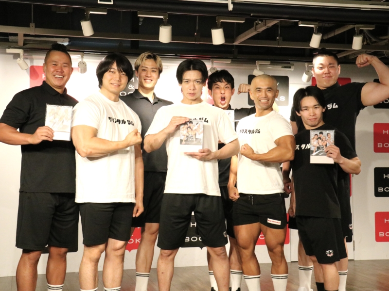 マッチョ芸人たちのアイドル風ショットは必見!? 『クリスタルジム日めくりカレンダー』に野田クリスタル「筋肉っていうのはかわいいことに気づいた」