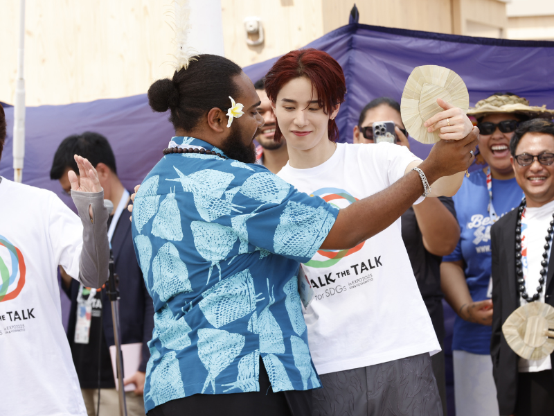 『Walk the Talk』クラゲ館とのコラボステージを開催！各国の音楽や遊びを通じて吉本芸人、JO1と一緒に交流も