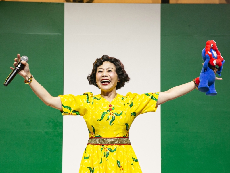 万博で『東京ブギウギ』熱唱! 舞台で“昭和の歌姫”笠置シヅ子演じる神野美伽がアシタ広場に登場