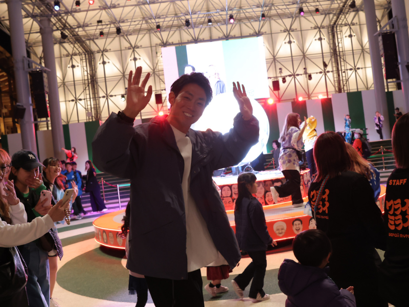 よしもとwaraii myraii館「アシタ広場」特集! お昼はコメディショー・夜は来場者参加型のカラオケで盆踊り!【ネイビーズアフロみながわの『大阪・関西万博大解剖』vol.2】