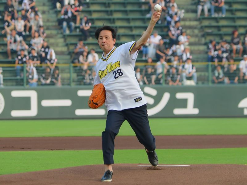 星野伸之氏が阪神・淡路大震災から30年の節目に始球式“登板”! 「星野アカデミー」の子どもたちもプロ野球選手との交流で大興奮