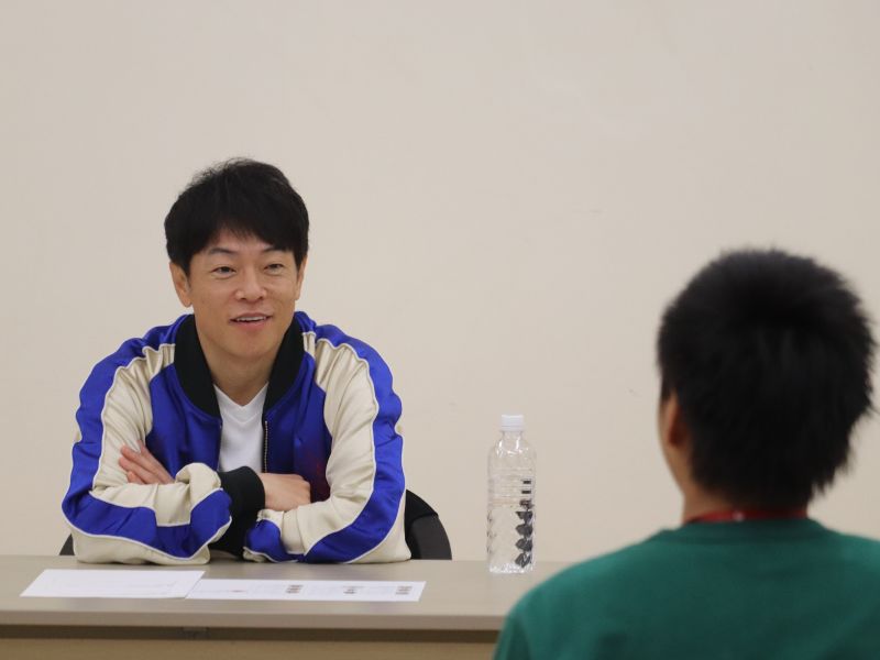 陣内智則がエンタメ学ぶ“吉本興業高等学院”で特別授業! 「オレがよかったなと思うのは、ピンで見本になるような人がいなかったこと」