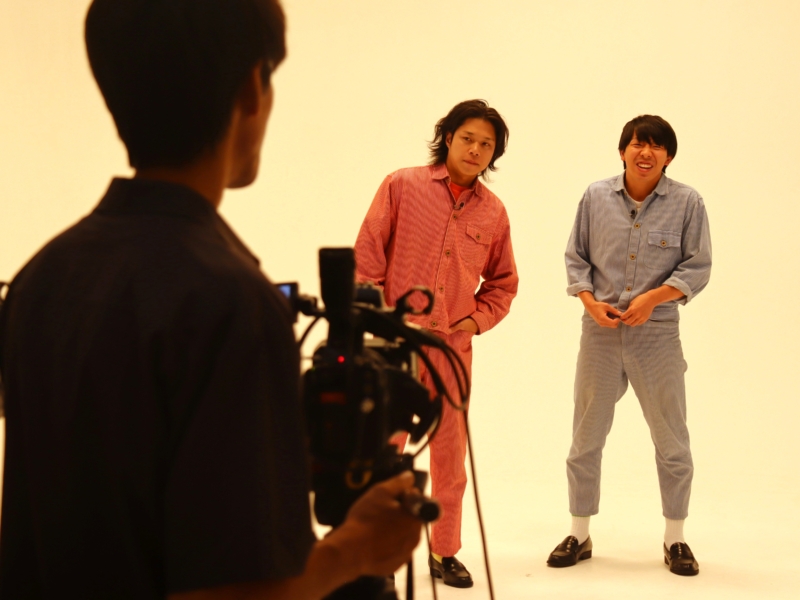 ロングコートダディ、フースーヤ、ジョックロックの漫才がAIで英語版に!? 世界に向けた“実験的公演”が9月開催「なんでやねんはNANDEYANEN？」「Whyとか？」