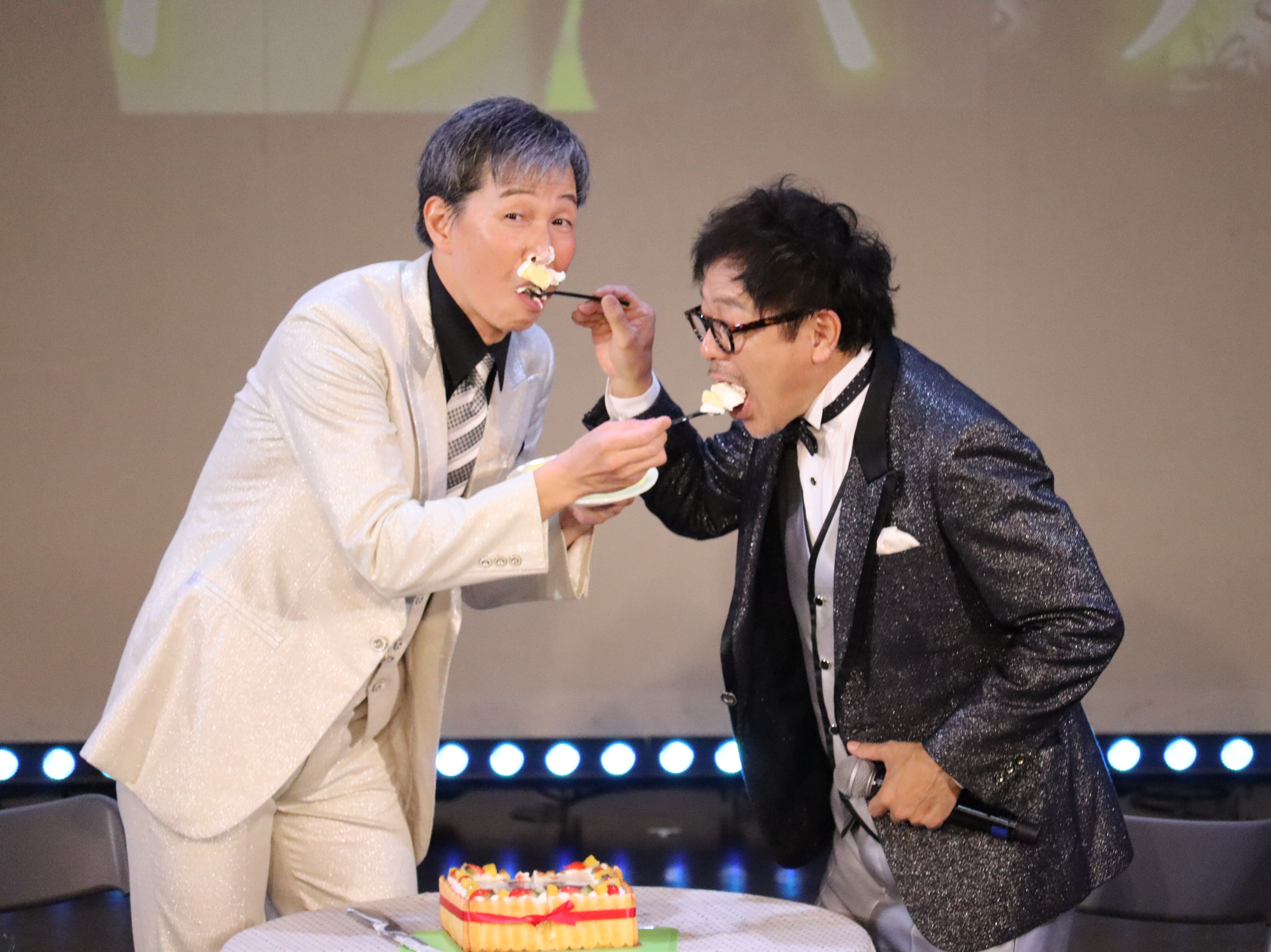 水玉れっぷう隊のそろい踏みにファン歓喜! 吉本新喜劇のアキとケンが