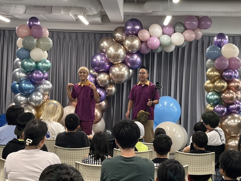 「沖縄県住みます芸人」オリオンリーグが魅せるバルーンアートの世界! 「ネコ」をマジックボックスに入れると…思わぬ展開に子どもも大人も大興奮