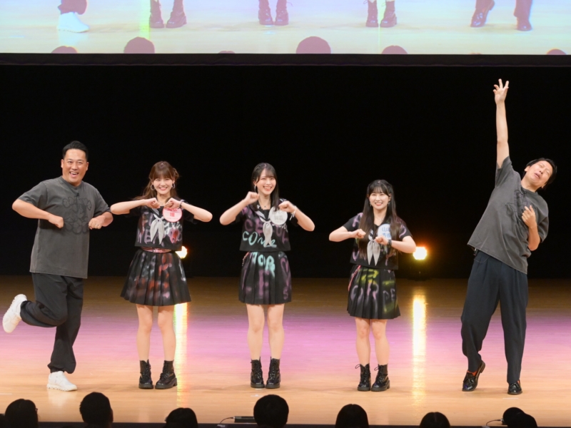 今度の＝LOVEは“音楽ゲーム”に挑戦! 大好評ライブ第2弾はオジサン芸人たちのダンスに翻弄されて…【真夏のラフフェス in 森ノ宮】