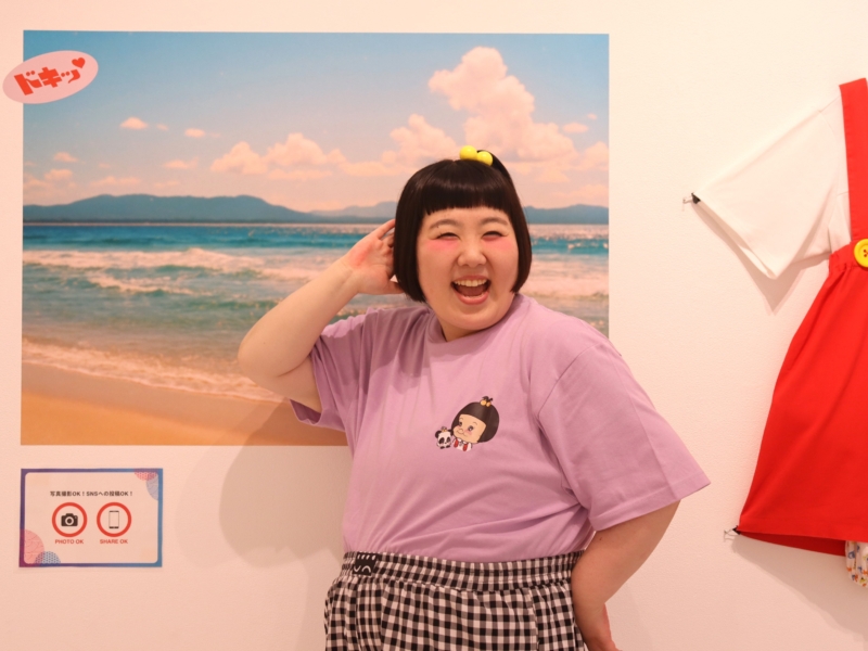 酒井藍が個展で“昭和アイドル”に変身!? いつもとは違うエモい表情にちびっ子ファンが「これは藍ちゃんじゃない!」