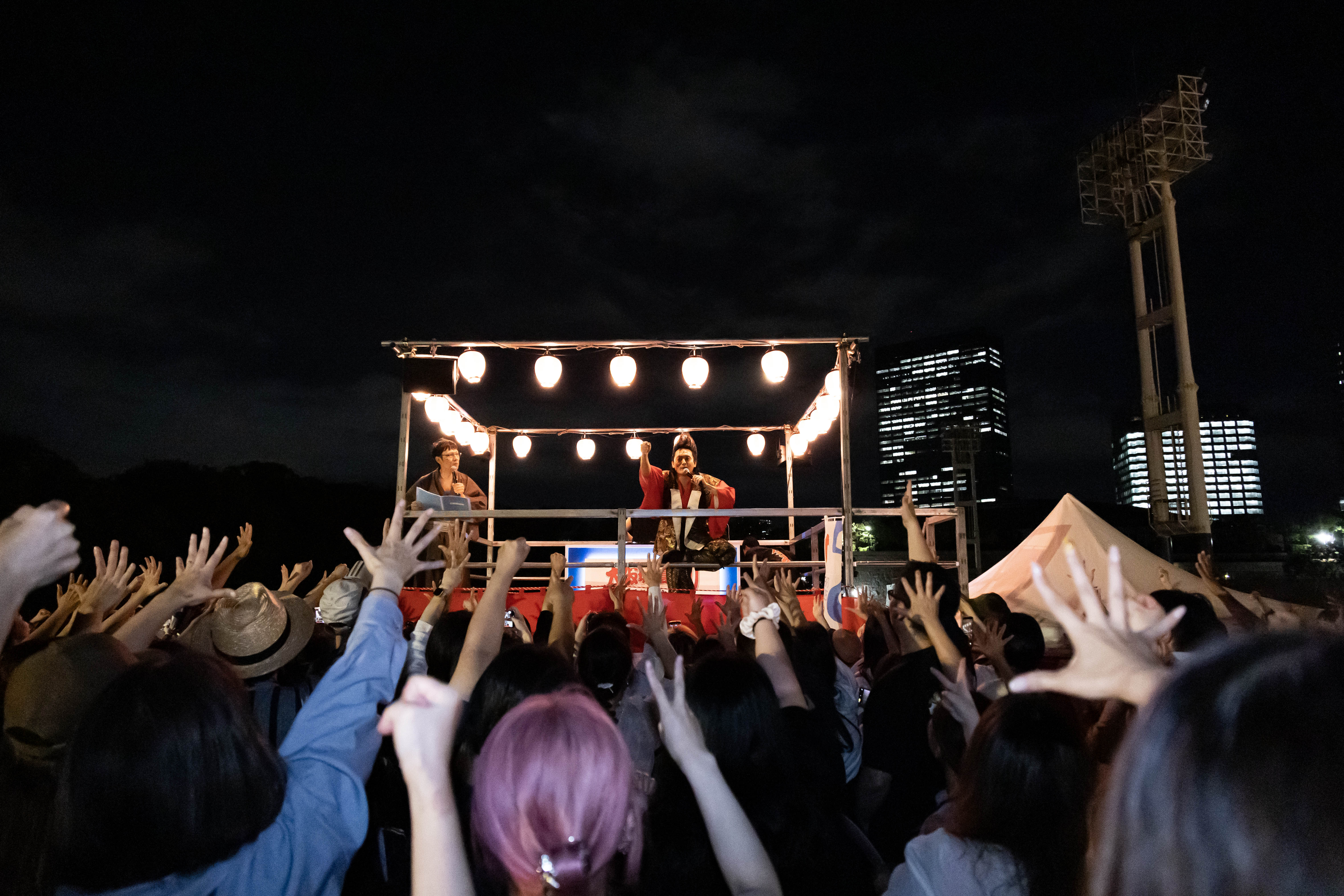 大阪グルメEXPO」で5日間の盆踊り大会! 大阪城をバックに武将様&DJ 大阪グルメEXPO」で5日間の盆踊り大会! 大阪城をバックに武将様&DJ