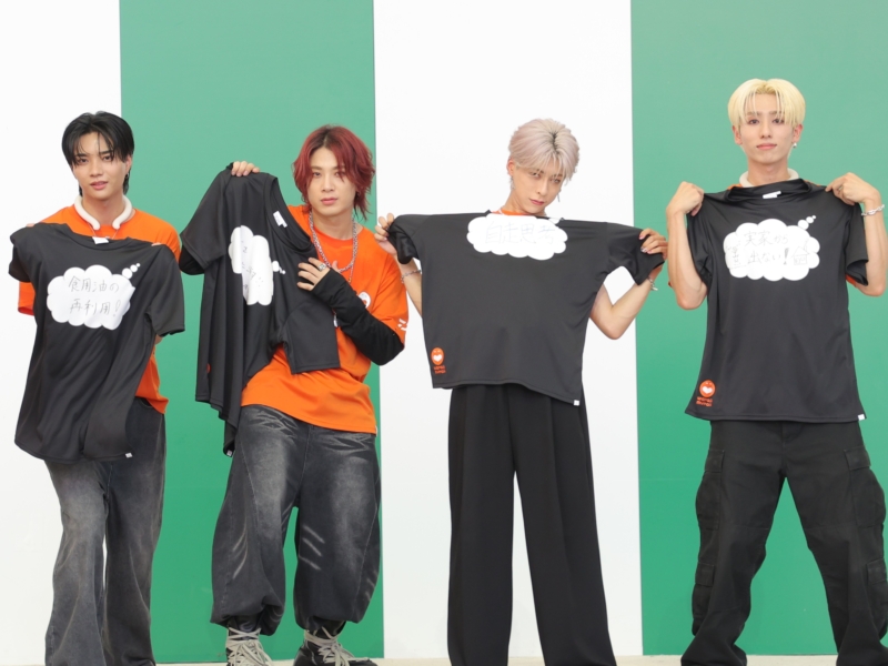 “サスドル”OWVが漁網をアップサイクルしたTシャツで万博「よしもと waraii myraii館」に登場! 4人のサステナブルな「ゆるゆる目標」は!?