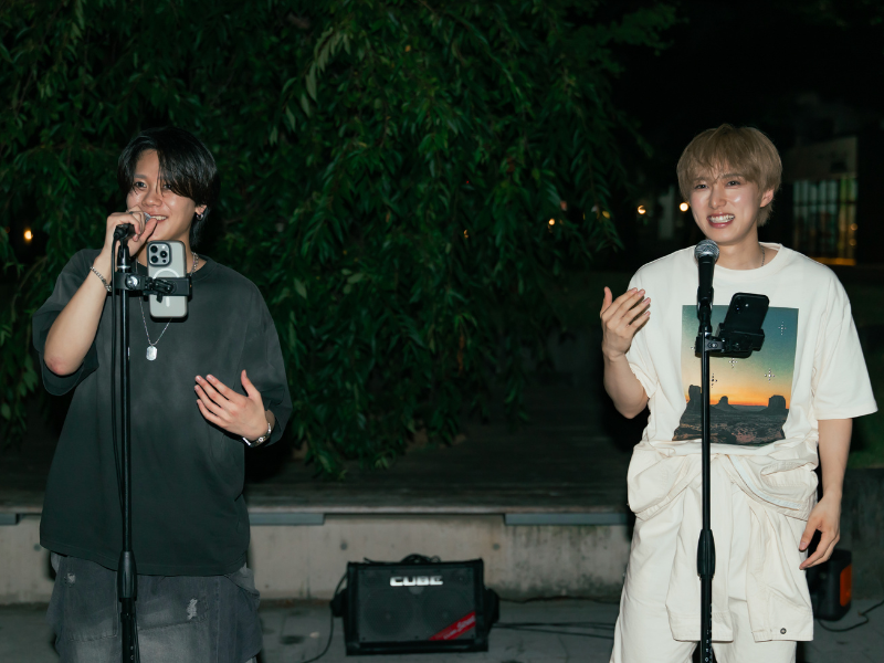 “INI” 尾崎匠海&藤牧京介が全国各地で路上ライブを開催! 即興のアカペラやカバー曲など2人の歌声で観衆を魅了!