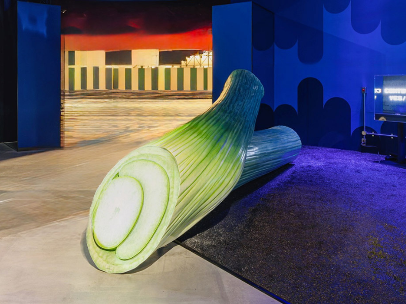 大阪・関西万博 民間パビリオン「よしもと waraii myraii館」話題の巨大アート「問いかけられるネギ」次の展示先・未来の所有者 公募開始!