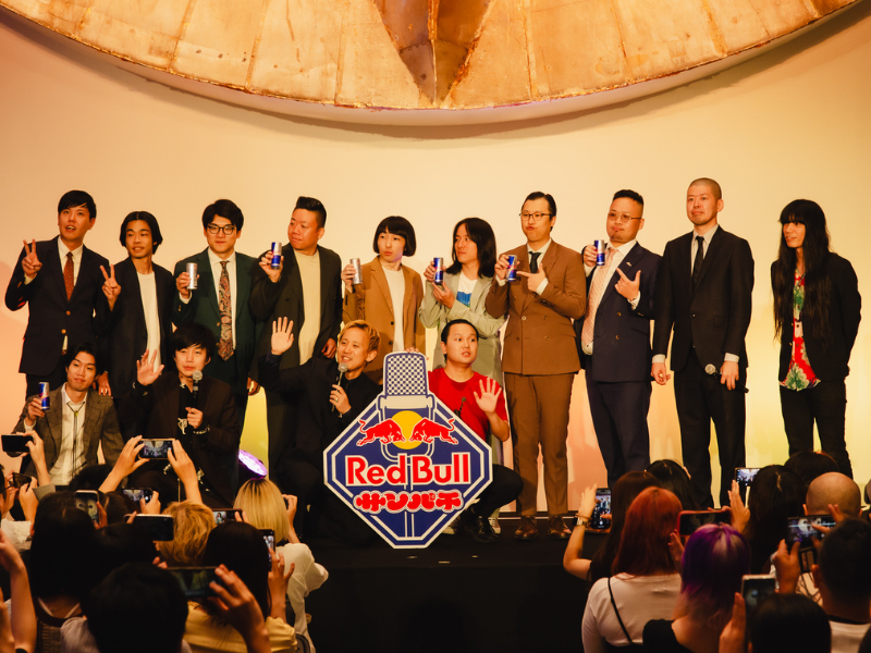 「お笑い好きに翼をさずける。」レッドブルの漫才ライブ『Red Bull サンパチ』大阪のEXPO’70パビリオンで笑いが爆発!