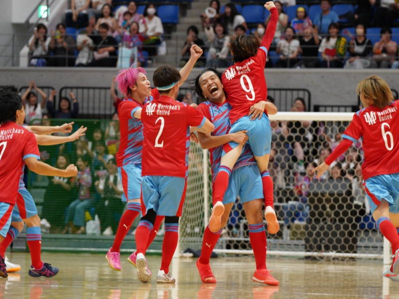 見取り図・盛山の“夢”だった新フェスはサッカー×お笑い×音楽でアリーナ熱狂! 「ゆくゆくは国立競技場で開催したい」