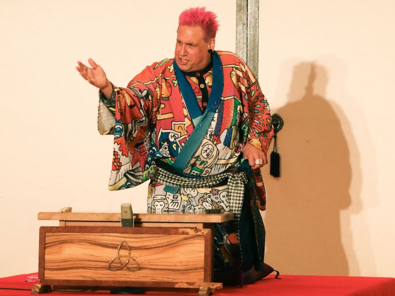 カナダ出身の桂三輝“浅草定期公演”が大盛況! 子どもから外国人まで大笑い「世界中の人が気軽に落語を味わえるようにしたい」