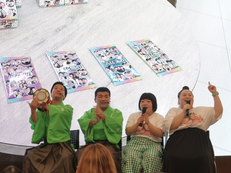 よしもとコレカが累計販売数「100万パック」突破! すゑひろがりずが記念イベントでファンたちとトレード満喫「交換するの楽しいね」