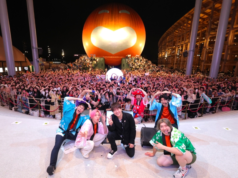 一生の思い出になる万博の夜! コブクロ小渕の生ギター伴奏でコブクロの名曲を歌う「盆踊りのアシタ」に熱気