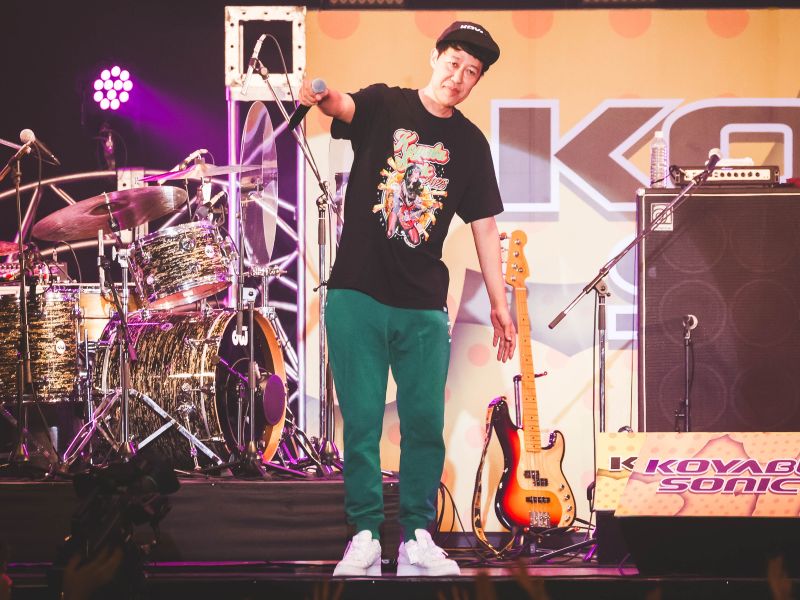 きゃりーが小籔と“子育てトーク”!? 2日目もゲス極、石崎ひゅーい、ホフディランらのパフォーマンスで熱気ムンムン【KOYABU SONIC2025 2日目レポート】