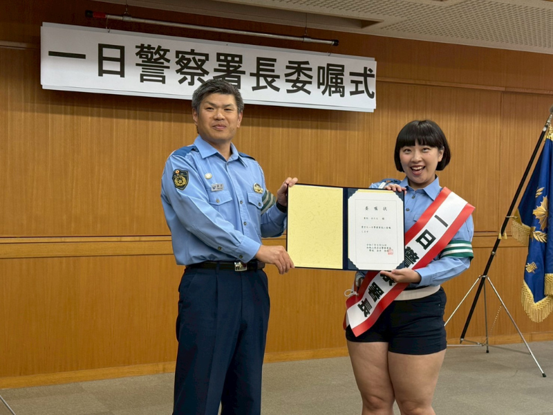 吉本新喜劇・重谷ほたる “太ももギャグ”で署員も爆笑! 一日警察署長として地元・和歌山で交通安全をPR!