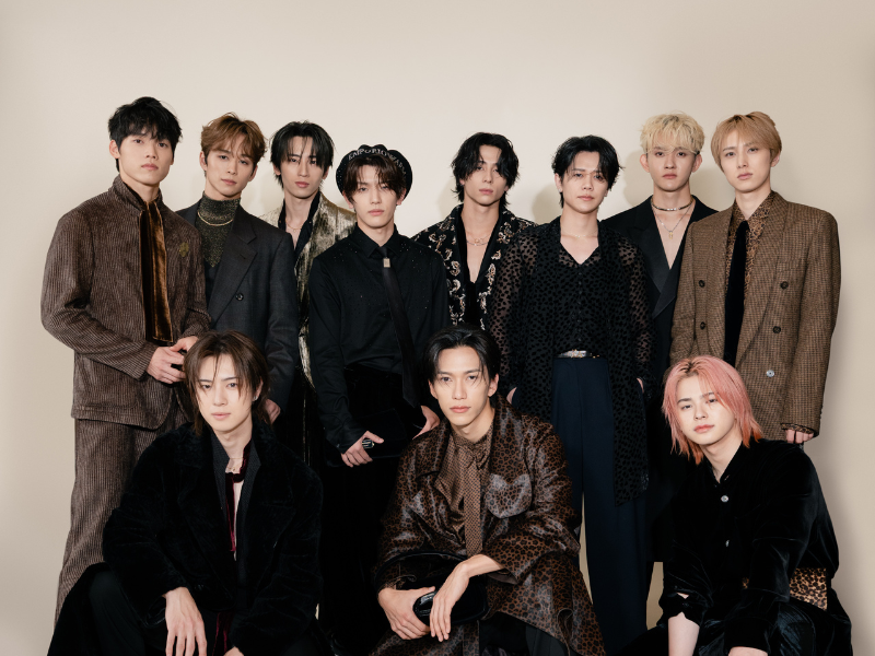 “INI”（アイエヌアイ）メンバー11名が揃ってイタリア・ミラノへ! エンポリオ アルマーニ 2026年春夏コレクションを鑑賞