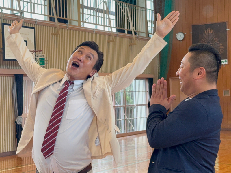 熊本県住みます芸人・安井政史が創立150周年の天草市立佐伊津小学校を表敬訪問