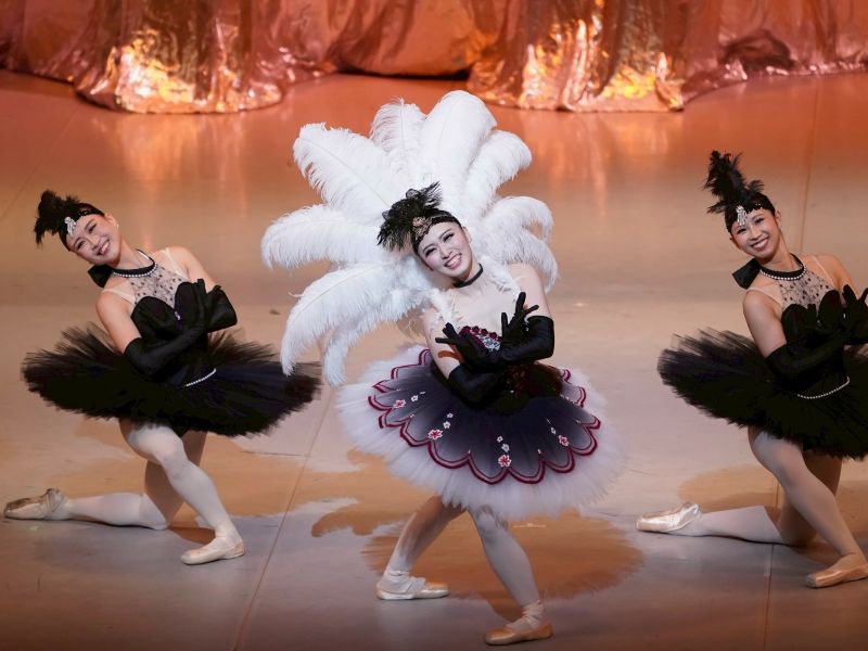 吉本新喜劇・松浦景子の“けっけ流”バレエ公演第2弾もプロのダンサー熱演! そこにジャルジャルが紛れ込んでバンビーノが“ダンソン”披露!?