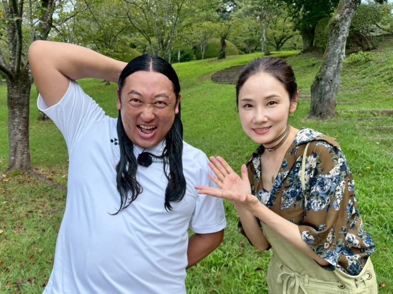 ロバート秋山の“情報薄め、笑い多めな旅番組”『秋山ロケの地図』9月10日放送! ゲストは俳優・吉田羊!