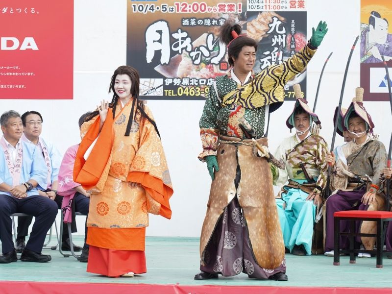 パンサー尾形＆3時のヒロイン福田が「伊勢原観光道灌まつり」のパレードに登場! 馬にまたがって「伊勢原の皆さんサンキュー!!」