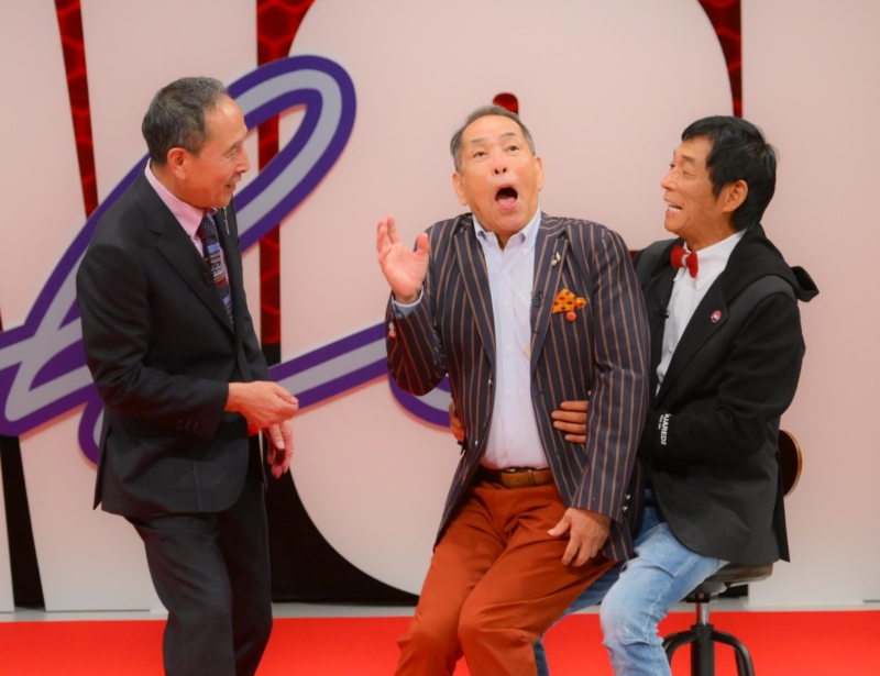 ザ・ぼんち“55周年”ライブに盟友・明石家さんまがサプライズ登場で場内騒然!! メッセンジャー黒田とのコラボ漫才はおさむの暴走で…