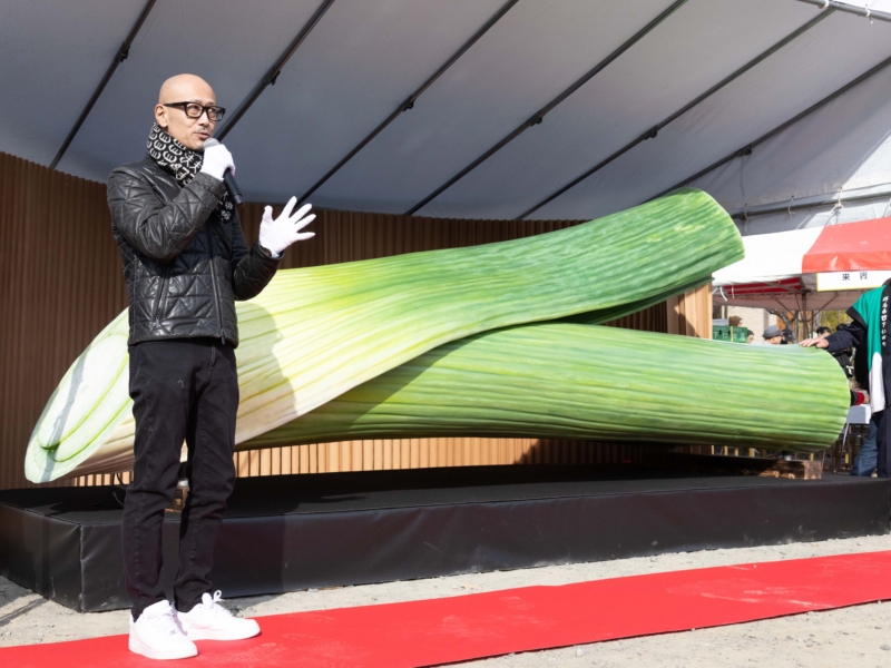 万博に出現した“に巨大なネギ”が「ねぎの町・下仁田」でお披露目! 下仁田ねぎ祭りで町長感激「未来を望む象徴になる!」