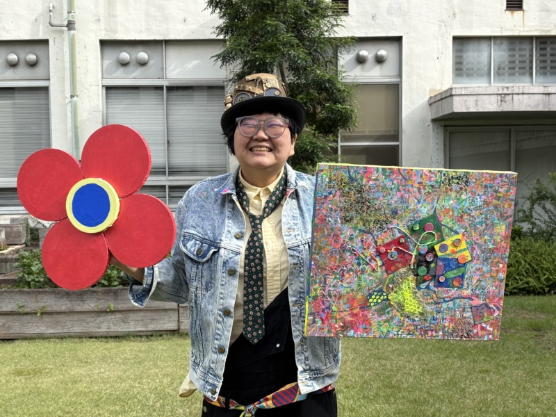 芸能界にファンも多い“アート芸人ひとみ”が展覧会で念願の受賞! 「絵を描き続けていたら、みんなが私を見つけてくれた」