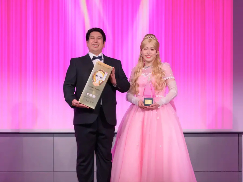 レインボーが『輝く瞳アワード2025授賞式』に登壇! ヒロイン姿の池田直人に、ジャンボたかおがうっとり!?