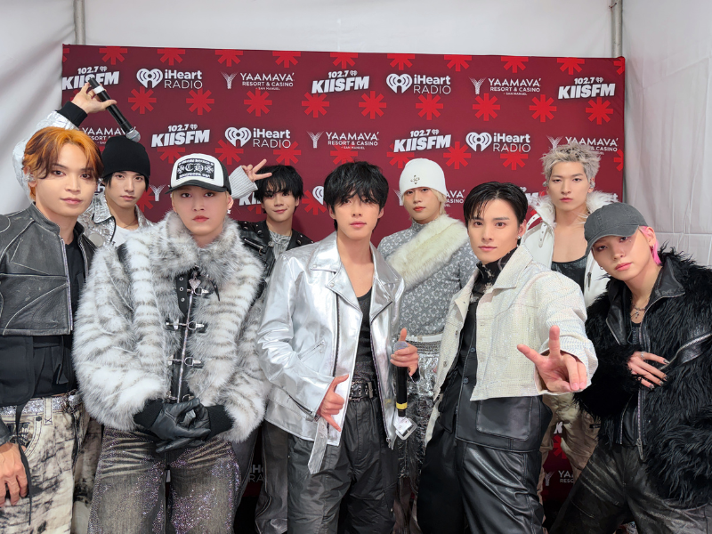 JO1 アメリカ最大の年末音楽フェス『Jingle Ball』LA公演 屋外ステージで大声援に包まれパフォーマンス!