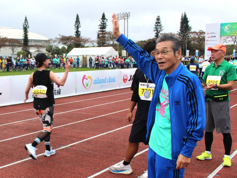 間寛平が石垣島マラソンでランナーを応援! 「いつか沖縄にナイトマラソンを…」と新たな構想も!?