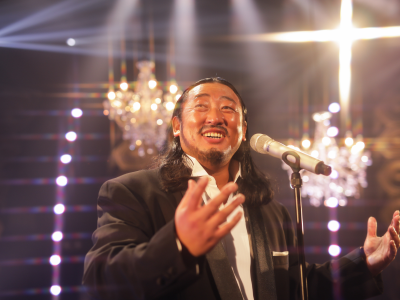 ロバート秋山が歌い続ける音楽特番『秋山歌謡祭2026』 今年も制作決定!