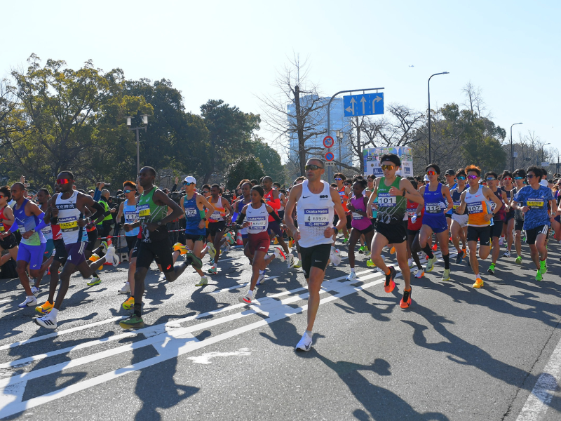 寛平は「引きずり女」で登場! 春を思わせる陽気の中、14回目となる『大阪マラソン2026』がスタート!