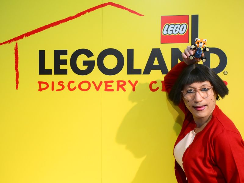 吉本新喜劇座長すっちーが「レゴ®アニマルアドベンチャー」“探検隊長”就任! ブロックで動物づくりに挑戦「すごいね! ようできてるわ」