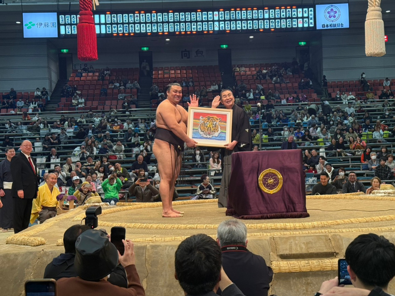 桂文枝が大相撲春場所で「吉本興業賞」を贈呈 優勝の霧島関と一緒に「いらっしゃ～い」