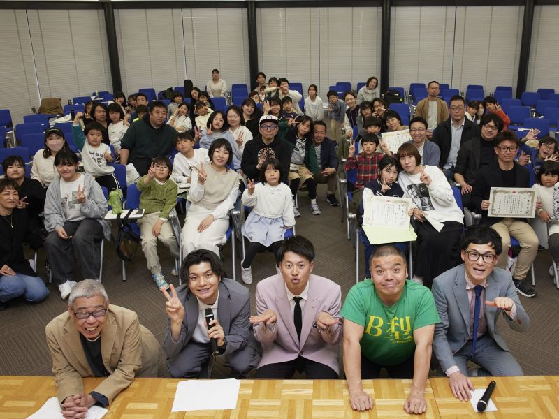 新聞記事を題材に親子らが漫才チャレンジ! セルライトスパらのアドバイスでプロ顔負けのネタ披露「子どもが引っ張っている家族が多い」