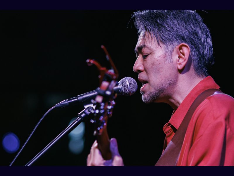 河口恭吾、“桜”舞う恵比寿で代表曲『桜』を熱唱! 出会いと別れの季節を彩る